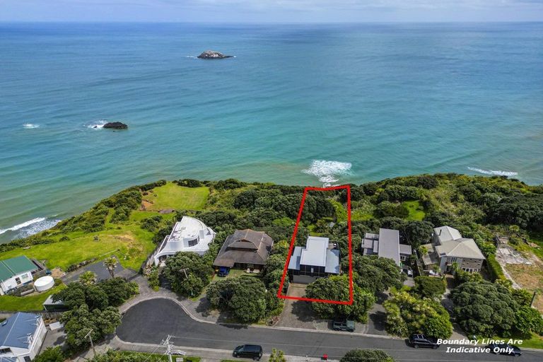 Photo of property in 15 Ngatira Road, Muriwai, Waimauku, 0881