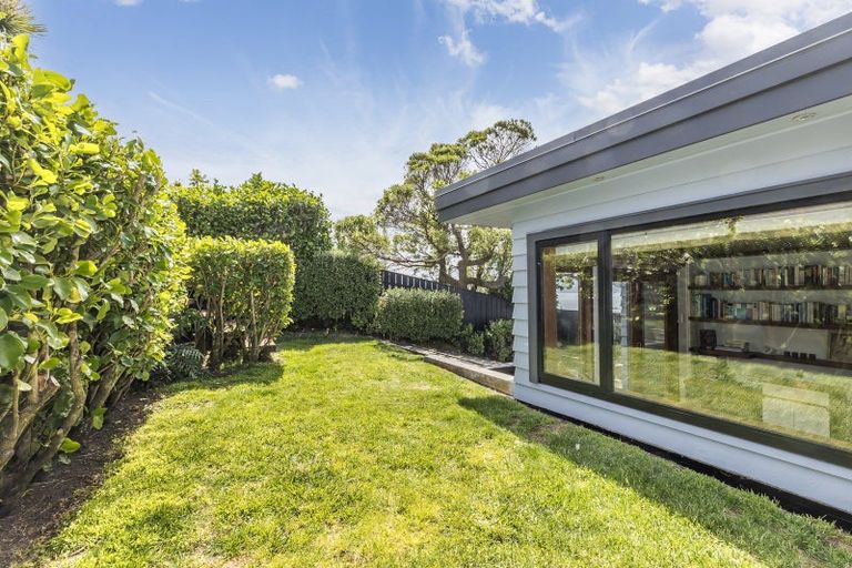 Photo of property in 22 Tai Paku Paku Road, Karaka Bays, Wellington, 6022
