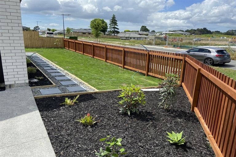 Photo of property in 21 Mcindoe Road, Kumeu, 0810