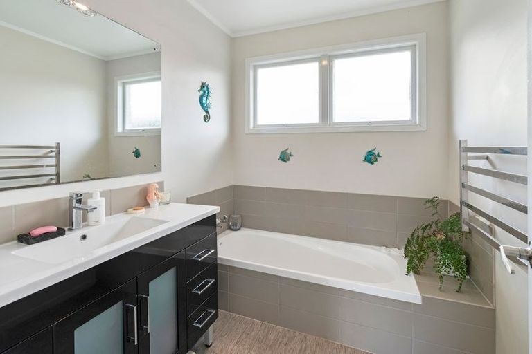 Photo of property in 1/46 Scenic Drive, Manurewa, Auckland, 2102