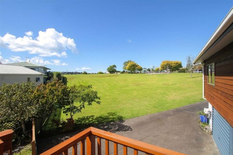 Photo of property in 2/9 Bronzewing Terrace, Unsworth Heights, Auckland, 0632