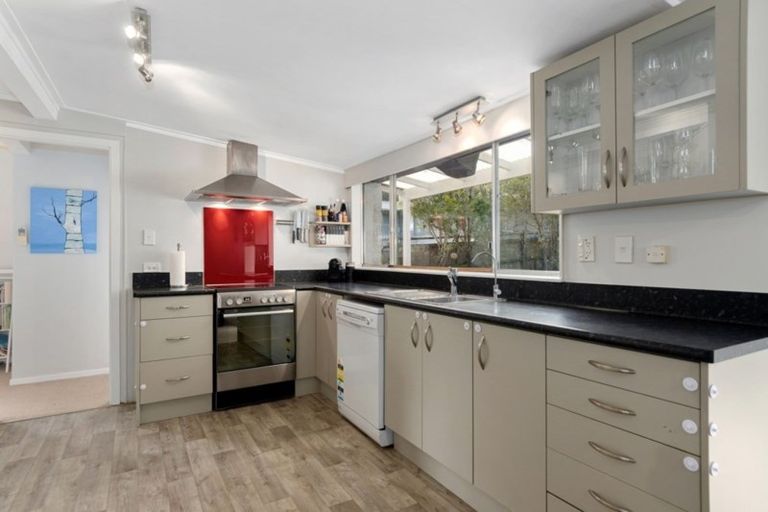 Photo of property in 5 Elmslie Road, Pinehaven, Upper Hutt, 5019