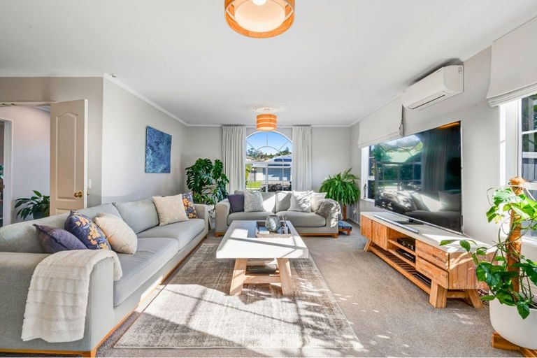 Photo of property in 19 Esther Place, Red Beach, 0932