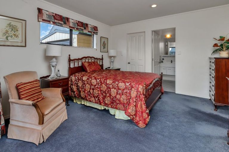 Photo of property in 32 Bermuda Place, One Tree Point, 0118