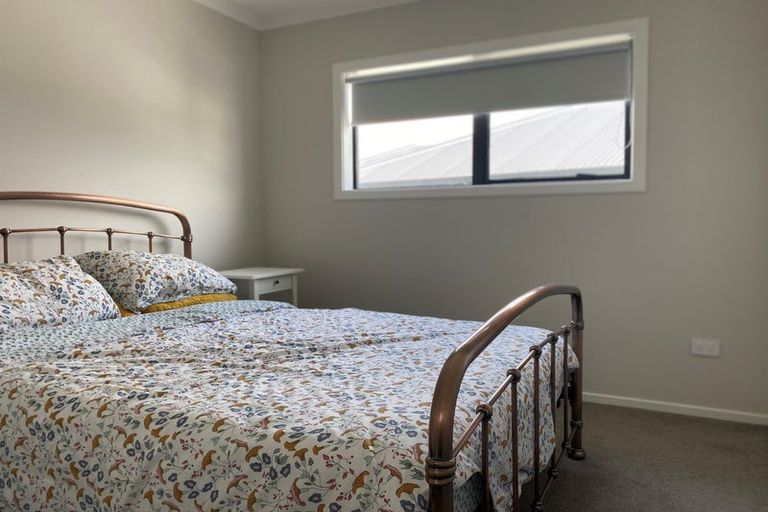 Photo of property in 37 Tamworth Crescent, Newlands, Wellington, 6037