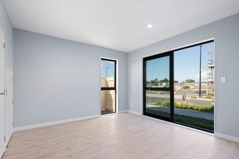 Photo of property in 8 Taipahitini Road, Rosehill, 2113
