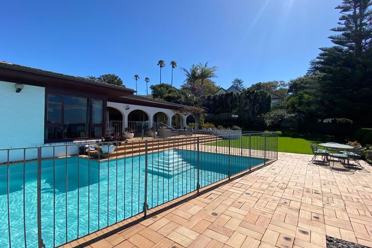 Photo of property in 18 Burford Place, Mellons Bay, Auckland, 2014