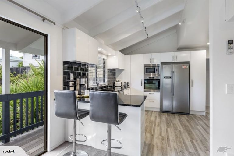 Photo of property in 2/660 Beach Road, Browns Bay, Auckland, 0630