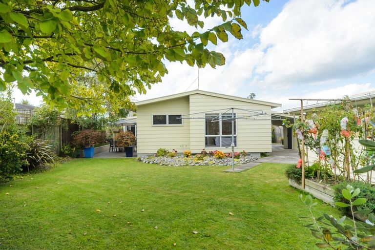 Photo of property in 6 Dunk Place, Milson, Palmerston North, 4414