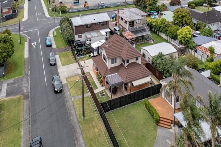 Photo of property in 2a Tawa Road, Te Atatu Peninsula, Auckland, 0610