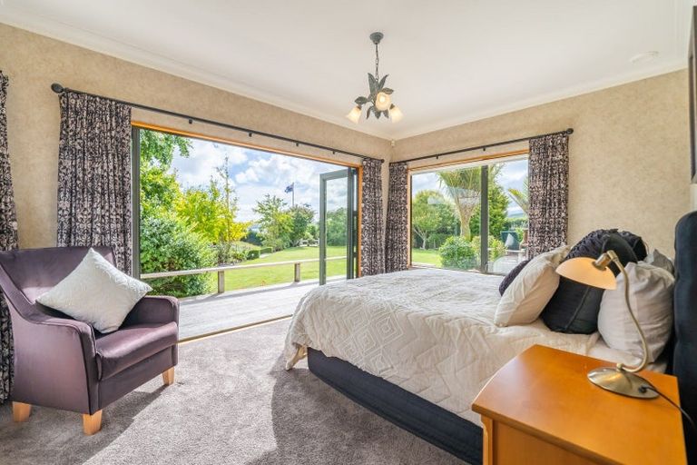 Photo of property in 32 Paekakariki Hill Road, Pauatahanui, Porirua, 5381