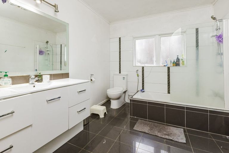 Photo of property in 302 Blockhouse Bay Road, Avondale, Auckland, 0600
