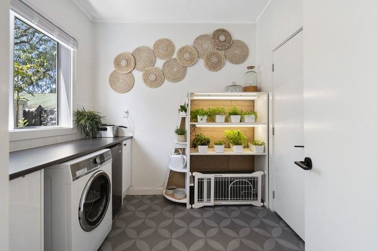 Photo of property in 17 Phoenix Avenue, Hokowhitu, Palmerston North, 4410