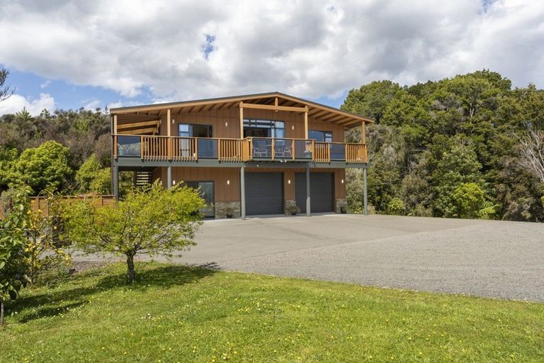 Photo of property in 11 Streets Way, Timberlea, Upper Hutt, 5018