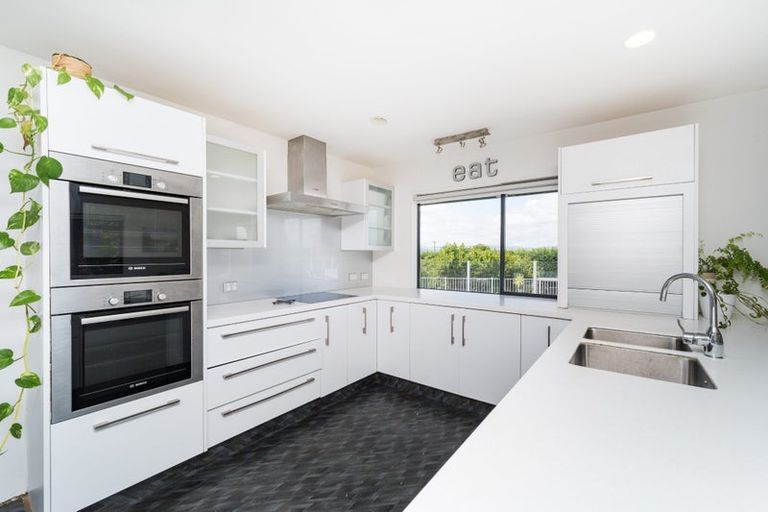 Photo of property in 49 Schnell Drive, Kelvin Grove, Palmerston North, 4414