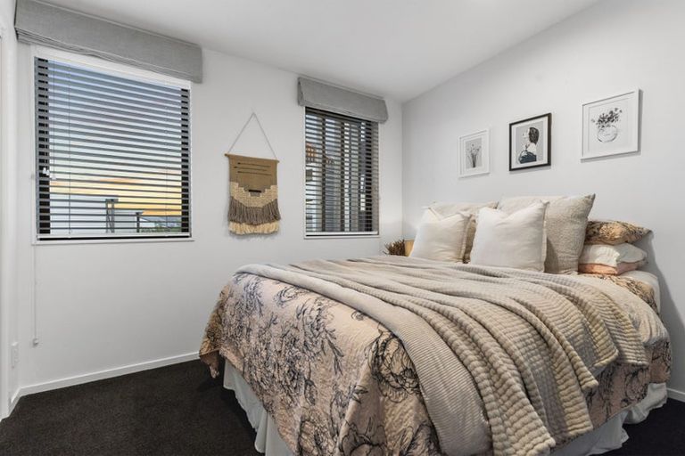 Photo of property in 12/15 Chivalry Road, Glenfield, Auckland, 0629