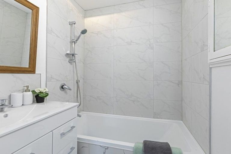 Photo of property in 35 Hanson Grove, Stokes Valley, Lower Hutt, 5019