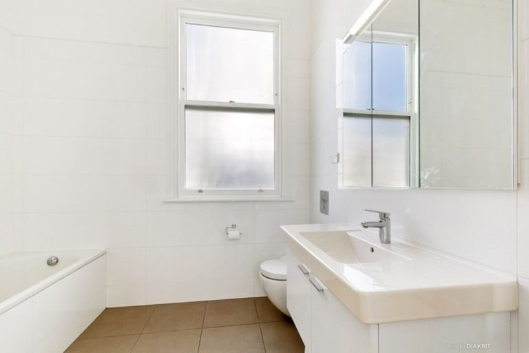 Photo of property in 9 Caroline Street, Mount Victoria, Wellington, 6011