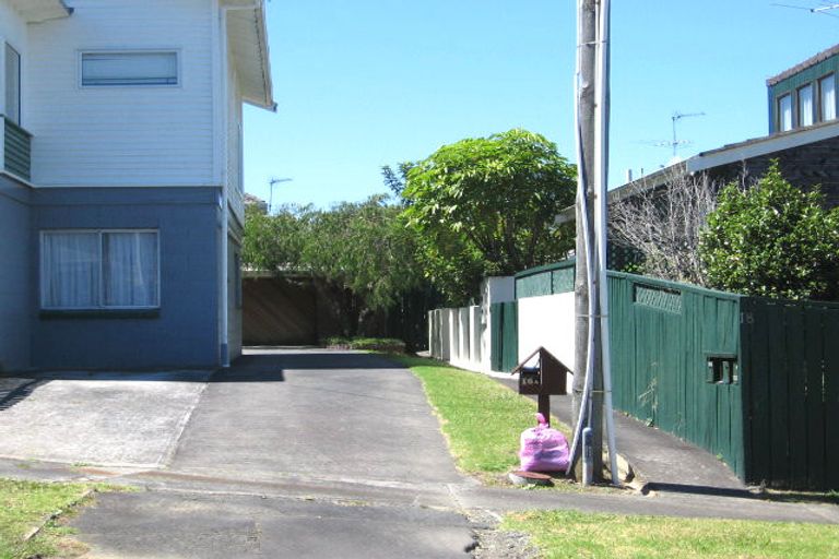 Photo of property in 2/16 Wernham Place, Northcote, Auckland, 0626