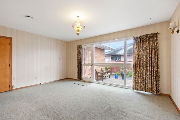 Photo of property in 2/43 Prestons Road, Redwood, Christchurch, 8051