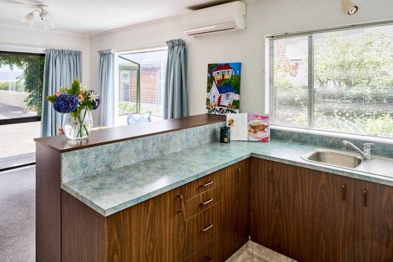 Photo of property in 105 Marine Parade, Eastbourne, Lower Hutt, 5013