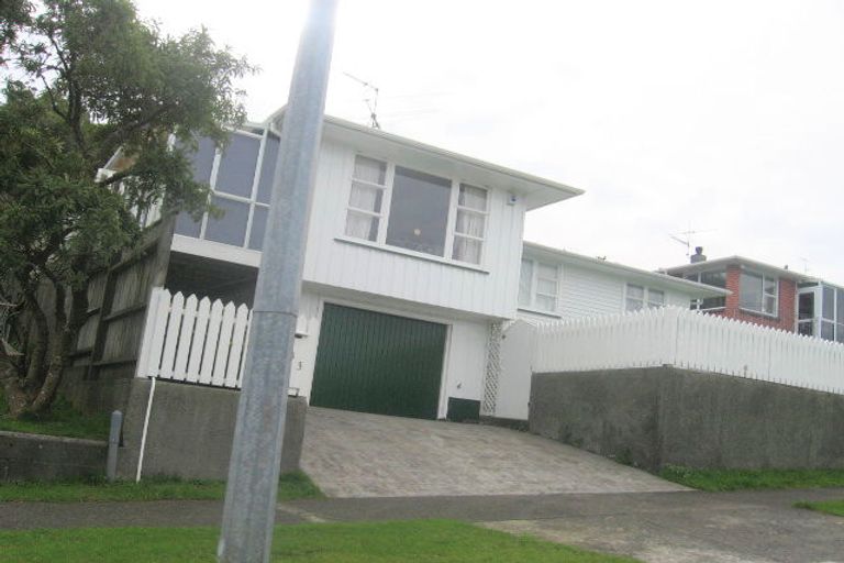 Photo of property in 233 Dowse Drive, Maungaraki, Lower Hutt, 5010