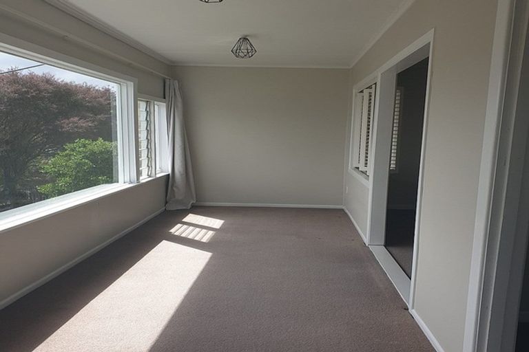 Photo of property in 15 Awaroa Road, Helensville, 0800