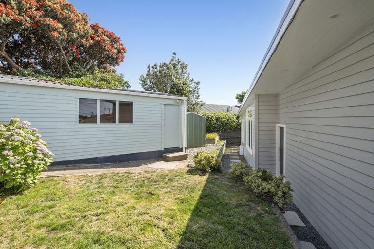 Photo of property in 203 Sutherland Road, Lyall Bay, Wellington, 6022