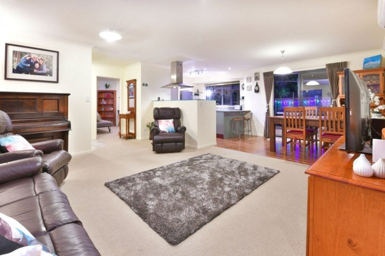 Photo of property in 11 Roberta Crescent, Orewa, 0931