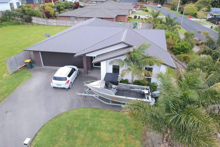 Photo of property in 2 Malbec Place, Huapai, Kumeu, 0810