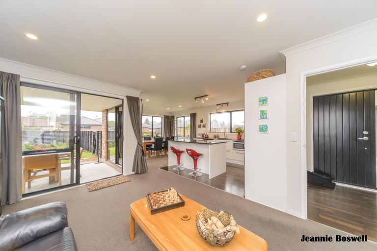 Photo of property in 35 Chestnut Close, Kelvin Grove, Palmerston North, 4414