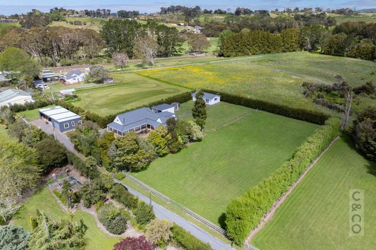 Photo of property in 11 Taupaki Road, Taupaki, 0782