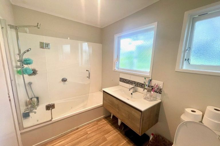 Photo of property in 17 Blanes Road, Weymouth, Auckland, 2103