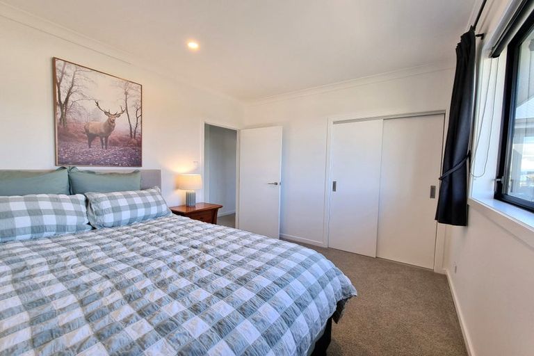 Photo of property in 18 Sardinia Grove, Fitzherbert, Palmerston North, 4410