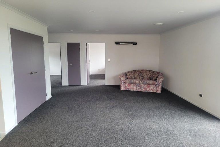 Photo of property in 32 Pioneer Road, Moturoa, New Plymouth, 4310