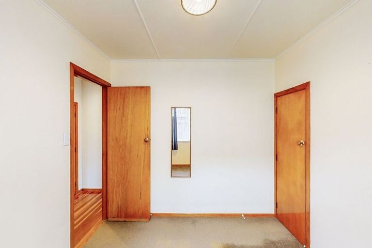 Photo of property in 41 Kenmore Street, Newlands, Wellington, 6037
