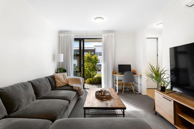 Photo of property in 25 Manarini Road, Westgate, Auckland, 0614