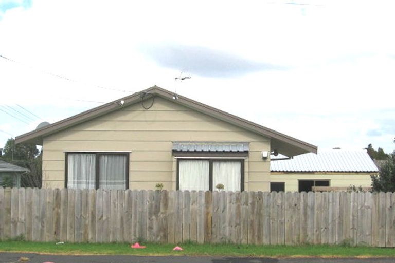 Photo of property in 19 Woodside Road, Massey, Auckland, 0614