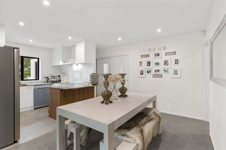 Photo of property in 2 Sunvista Avenue, Oteha, Auckland, 0632