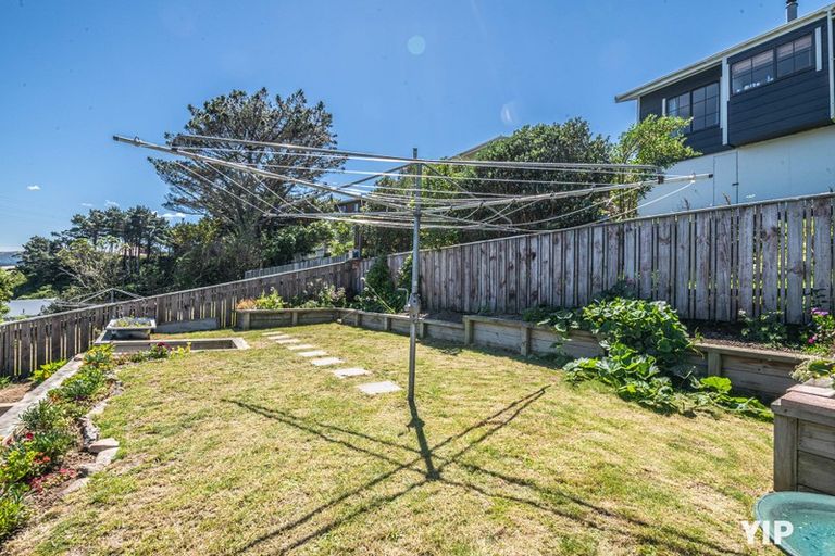 Photo of property in 9a Pimlico Place, Newlands, Wellington, 6037