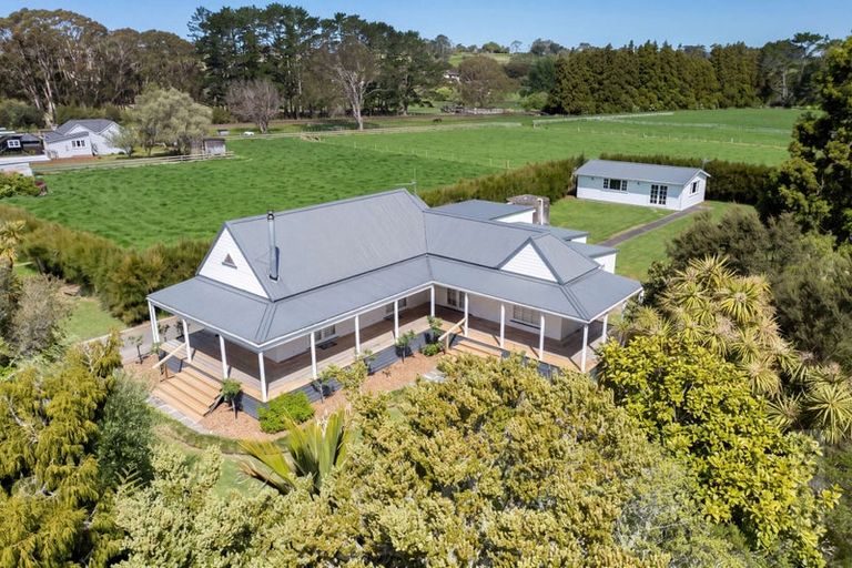 Photo of property in 11 Taupaki Road, Taupaki, 0782