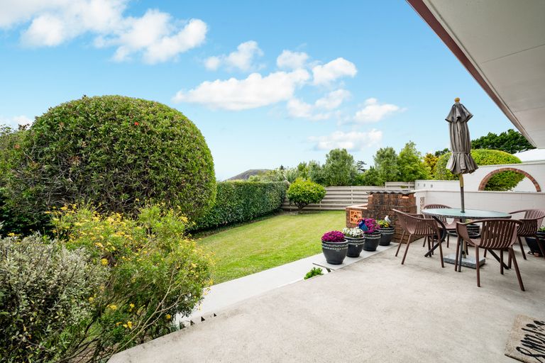 Photo of property in 17 Scanlen Terrace, Kelston, Auckland, 0602