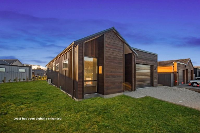 Photo of property in 5 Mount Creighton Crescent, Wanaka, 9305
