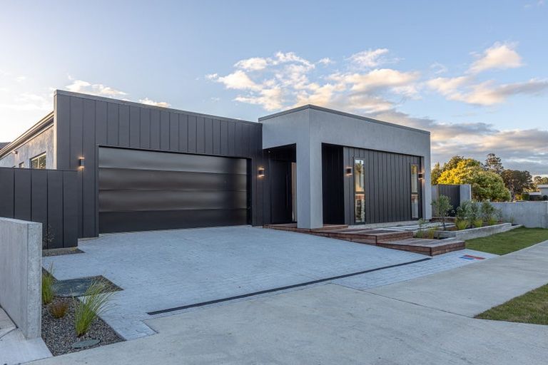 Photo of property in 32 Memorial Drive, Hokowhitu, Palmerston North, 4410