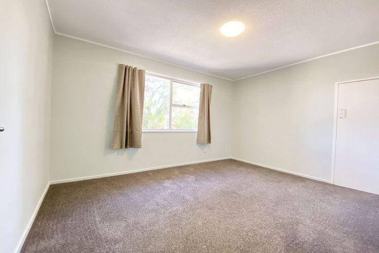 Photo of property in 13 Halcombe Place, Green Bay, Auckland, 0604