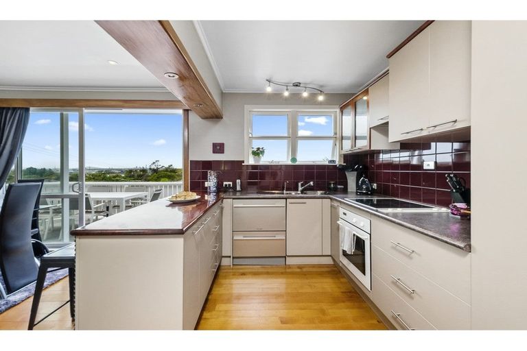Photo of property in 11 Divich Avenue, Te Atatu South, Auckland, 0610