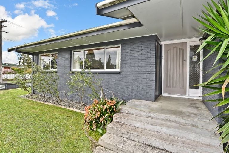 Photo of property in 1 Burwood Place, Silverdale, Hamilton, 3216