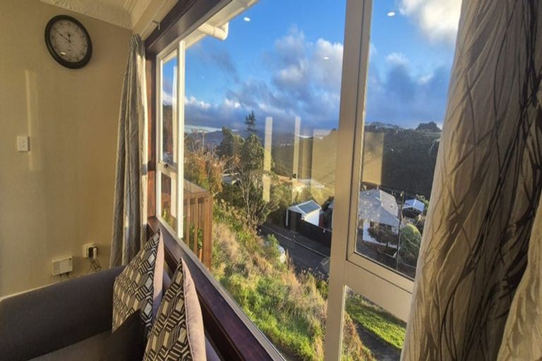 Photo of property in 11 Miles Crescent, Newlands, Wellington, 6037