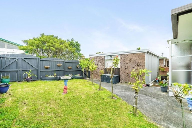 Photo of property in 3/38 Kirrie Avenue, Te Atatu South, Auckland, 0610