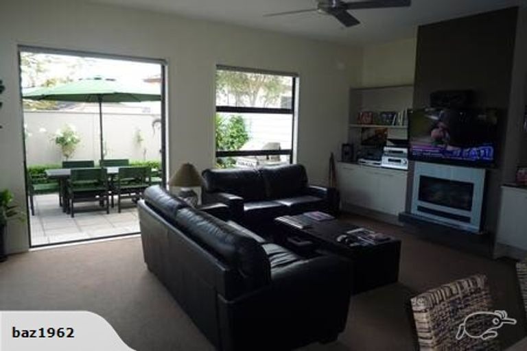 Photo of property in 1/40 Scarlet Oak Drive, Schnapper Rock, Auckland, 0632
